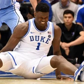 Zion Williamson, con su zapatilla rota, se duele en el suelo Zion Williamson, con su zapatilla rota, se duele en el suelo