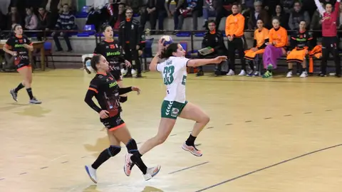 Clara Gascó ha aprovechado la oportunidad que le ha dado la lesión de Ana González para ganar protagonismo en el Club Balonmano Elche Mustang. BALONMANO
