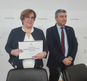 Olmedo y Navarro durante la presentación del II Plan de Inversiones Educativas de CLM Olmedo y Navarro durante la presentación del II Plan de Inversiones Educativas de CLM