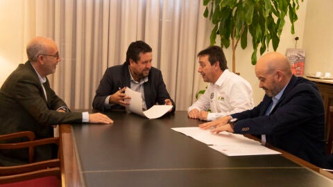 Firma del presidente de la Diputaci&oacute;n, Javier Moliner, con los representantes del Club Running Castell&oacute;.