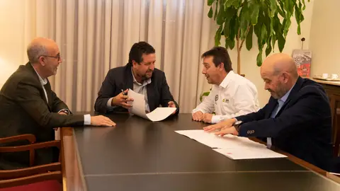 Firma del presidente de la Diputación, Javier Moliner, con los representantes del Club Running Castelló. Firma del presidente de la Diputación, Javier Moliner, con los representantes del Club Running Castelló.