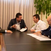 Firma del presidente de la Diputación, Javier Moliner, con los representantes del Club Running Castelló.