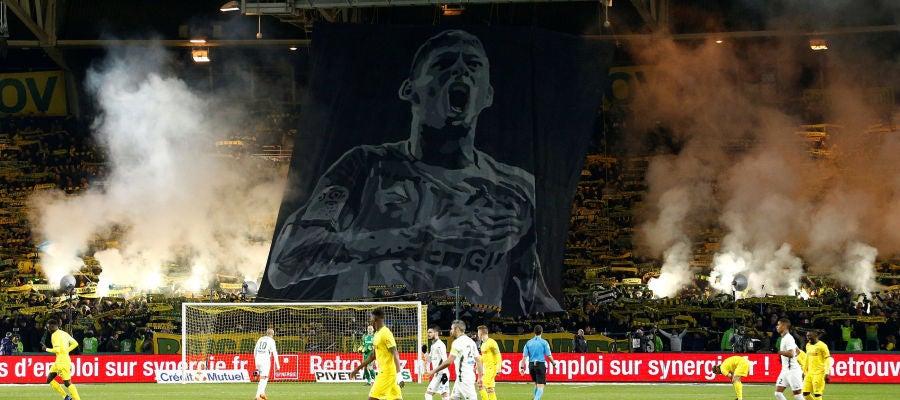 La afición del Nantes homenajeando a Emiliano Sala La afición del Nantes homenajeando a Emiliano Sala