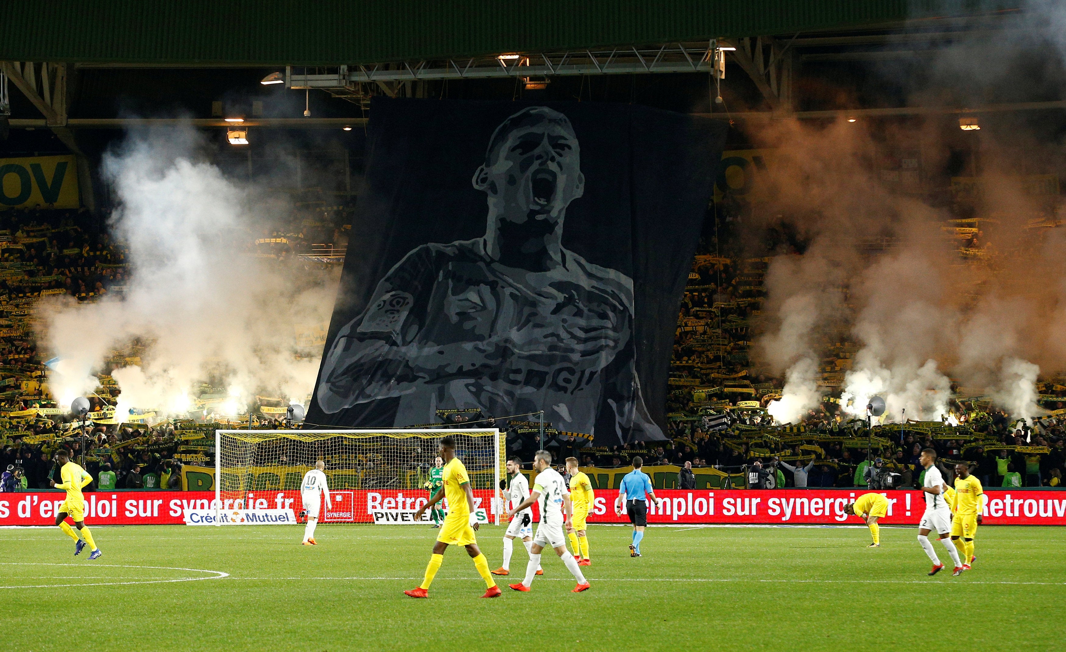 Multan al Nantes por el uso de bengalas en los homenajes a Emiliano Sala Multan al Nantes por el uso de bengalas en los homenajes a Emiliano Sala