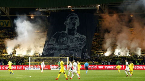 La afici&oacute;n del Nantes homenajeando a Emiliano Sala