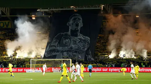 La afición del Nantes homenajeando a Emiliano Sala La afición del Nantes homenajeando a Emiliano Sala