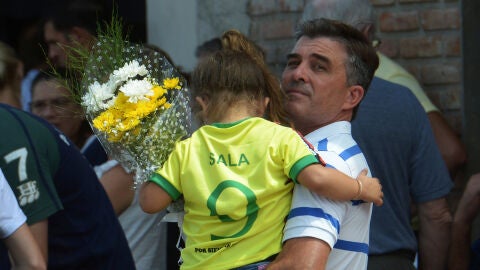 Una ni&ntilde;a, con la camiseta de Emiliano Sala en el funeral del argentino