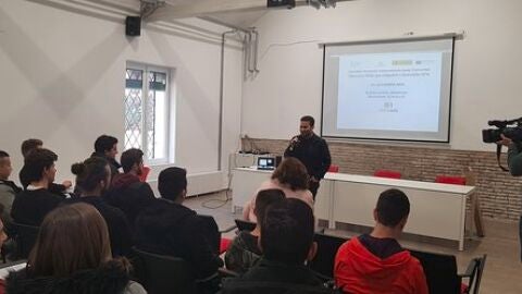 Vicent Marz&agrave; con alumnos de FP en Castell&oacute;n.