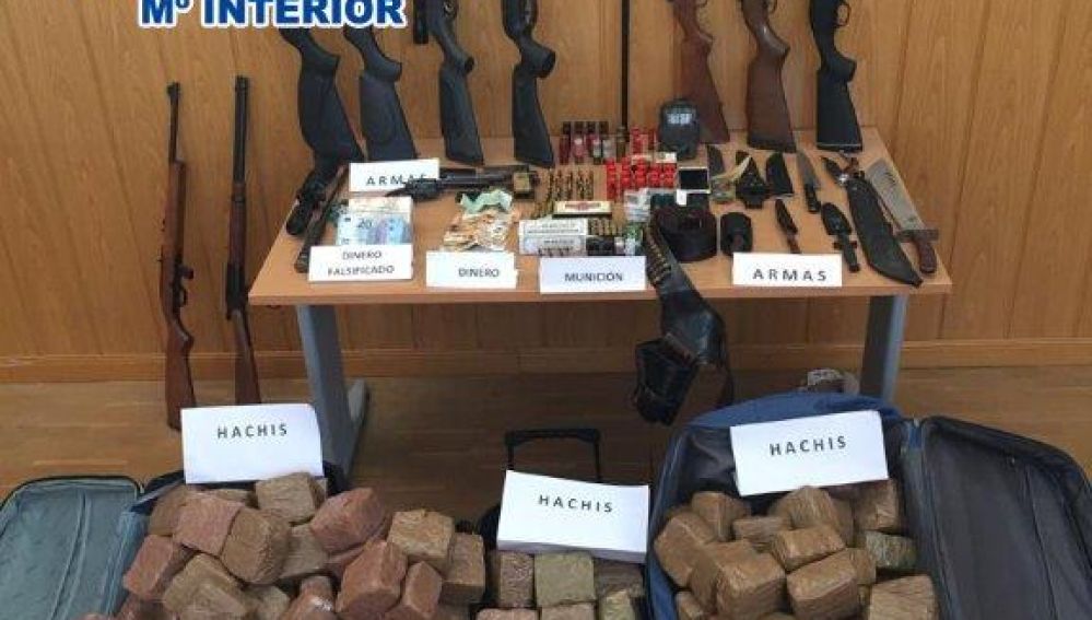 La Brigada de Policía Judicial de la Comisaria de Elche ha incautado más de 200 kilos de hachís, cinco armas de fuego y dinero falsificado.