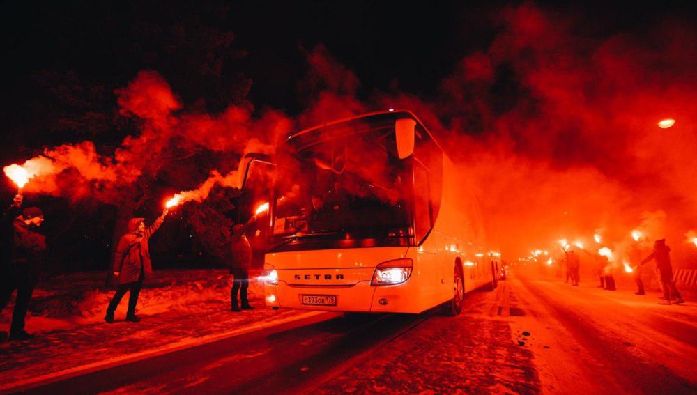 Pasarela de fuego en el camino al estadio del Zenit. 