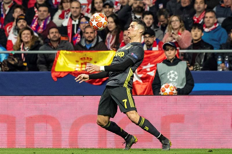 Cristiano Ronaldo se gira en la Zona Mixta y recuerda sus Champions diciendo: "Yo cinco, vosotros cero" Cristiano Ronaldo se gira en la Zona Mixta y recuerda sus Champions diciendo: "Yo cinco, vosotros cero"