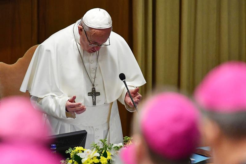 El Papa aparta al cardenal australiano condenado por violar a un niño de trece años y le prohíbe el contacto con menores El Papa aparta al cardenal australiano condenado por violar a un niño de trece años y le prohíbe el contacto con menores