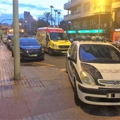 Vehículo de la Policía Nacional y ambulancia junto al edificio de la vivienda asaltada Vehículo de la Policía Nacional y ambulancia junto al edificio de la vivienda asaltada