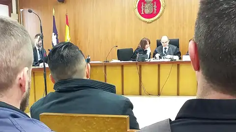 El hombre condenado por dejar embarazada a su hija. El hombre condenado por dejar embarazada a su hija.