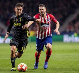 Koke lucha por el balón con Dybala. Koke lucha por el balón con Dybala.