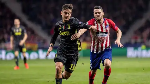 Koke lucha por el balón con Dybala. Koke lucha por el balón con Dybala.