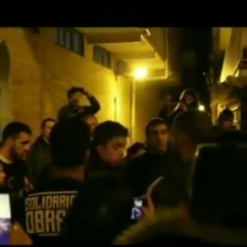 Jóvenes de Frente Obrero increpan a Errejón: "Sois unos traidores. Los obreros votan a Vox por algo" Jóvenes de Frente Obrero increpan a Errejón: "Sois unos traidores. Los obreros votan a Vox por algo"