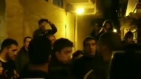 J&oacute;venes de izquierda abroncan a Errej&oacute;n en plena calle: "Hab&eacute;is dejado a los trabajadores tirados y la culpa de que partidos fascistas est&eacute;n en auge es vuestra"