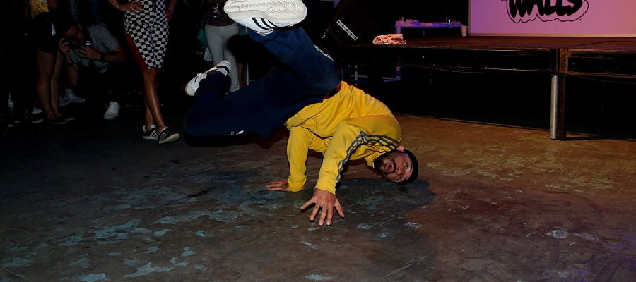 Un 'breakdancer', en plena acción Un 'breakdancer', en plena acción