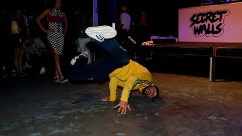 Un 'breakdancer', en plena acción Un 'breakdancer', en plena acción