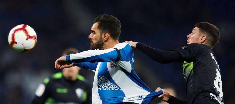 Adrián Diéguez sujeta a Borja Iglesias Adrián Diéguez sujeta a Borja Iglesias
