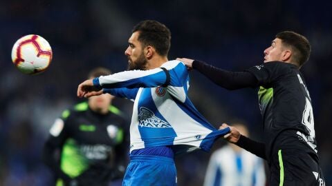 Adri&aacute;n Di&eacute;guez sujeta a Borja Iglesias