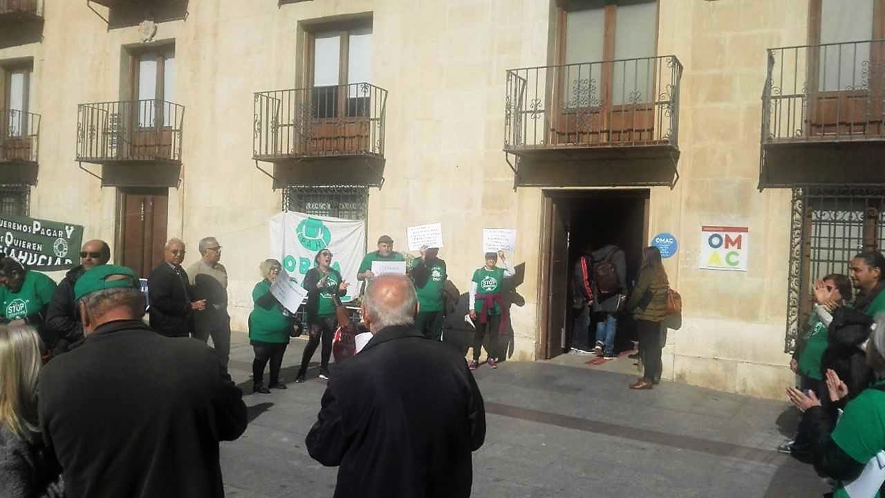 La Plataforma de Afectados por las Hipotecas de Elche reclama al ayuntamiento altas de agua y empadronamiento en viviendas de bancos ocupadas La Plataforma de Afectados por las Hipotecas de Elche reclama al ayuntamiento altas de agua y empadronamiento en viviendas de bancos ocupadas