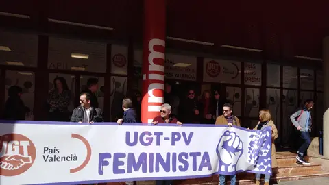 Los sindicatos han leído un manifiesto para reclamar medidas con las que hacer frente a la brecha salarial. BRECHA SALARIAL COMUNITAT VALENCIANA