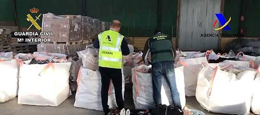 Agentes de la Guardia Civil junto a productos falsificados intervenidos en Elche Agentes de la Guardia Civil junto a productos falsificados intervenidos en Elche