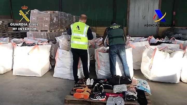 La Guardia Civil y la Agencia Tributaria intervienen en Elche y Alicante más de 7.300 pares de zapatos y 4.500 prendas de ropa falsificadas La Guardia Civil y la Agencia Tributaria intervienen en Elche y Alicante más de 7.300 pares de zapatos y 4.500 prendas de ropa falsificadas