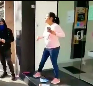 Una mujer le planta cara a los CDR Una mujer le planta cara a los CDR