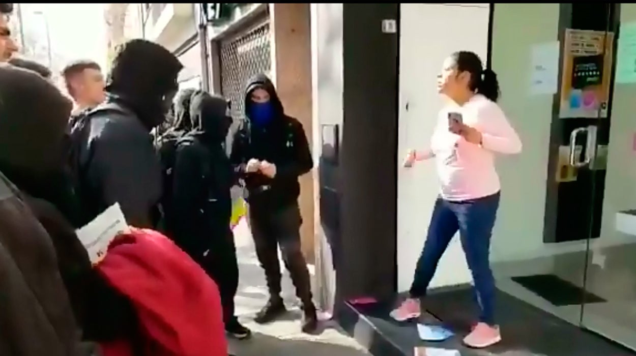 Una mujer se encara a los CDR: "Vosotros no me pagáis el alquiler" Una mujer se encara a los CDR: "Vosotros no me pagáis el alquiler"