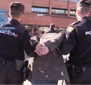 La Policía Nacional traslada al detenido La Policía Nacional traslada al detenido
