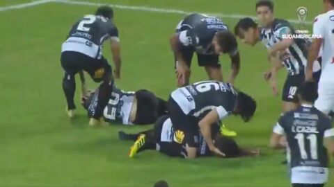 Aguilar, intentando ser reanimado