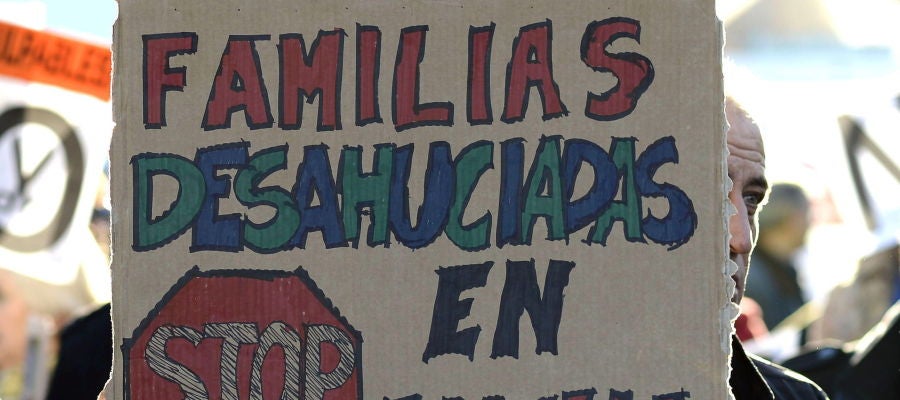 Imagen de archivo: Un hombre sujeta una pancarta durante una manifestación contra los desahucios Imagen de archivo: Un hombre sujeta una pancarta durante una manifestación contra los desahucios