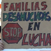 Imagen de archivo: Un hombre sujeta una pancarta durante una manifestación contra los desahucios Imagen de archivo: Un hombre sujeta una pancarta durante una manifestación contra los desahucios