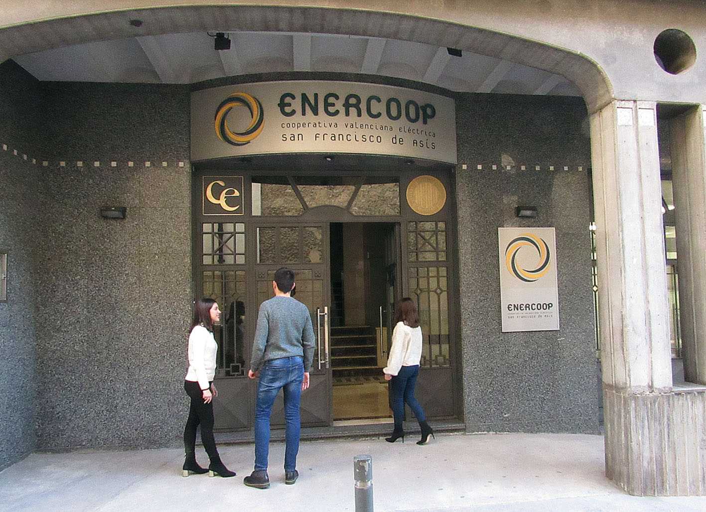 La Generalitat Valenciana distingue el 9 d’Octubre a la Cooperativa Eléctrica de Crevillent y al futbolista de Elche Óscar Gil La Generalitat Valenciana distingue el 9 d’Octubre a la Cooperativa Eléctrica de Crevillent y al futbolista de Elche Óscar Gil