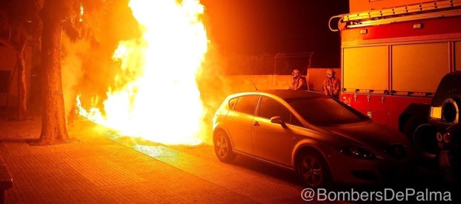 Incendio en cuatro contenedores de Palma, que ha provocado daños en dos vehículos Incendio en cuatro contenedores de Palma, que ha provocado daños en dos vehículos