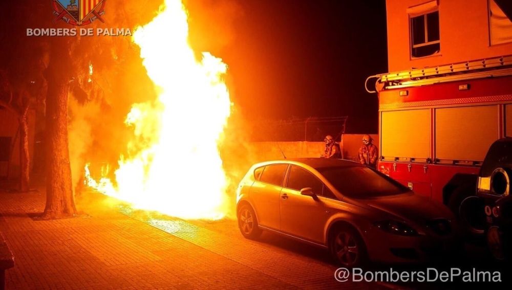 Incendio en cuatro contenedores de Palma, que ha provocado daños en dos vehículos 