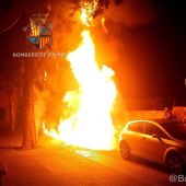 Incendio en cuatro contenedores de Palma, que ha provocado daños en dos vehículos 