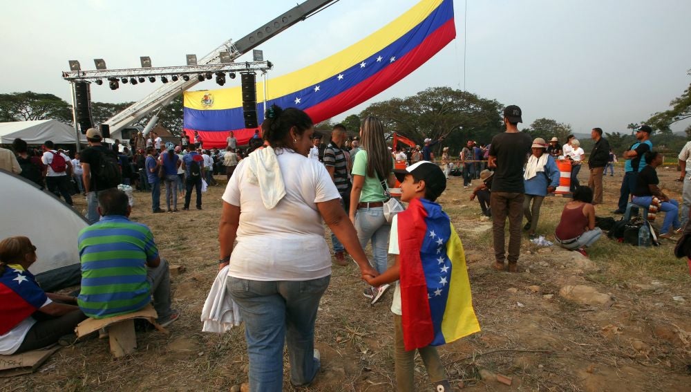 Ciudadanos venezolanos se reúnen cerca del puente internacional Tienditas este sábado, en Cúcuta (Colombia)