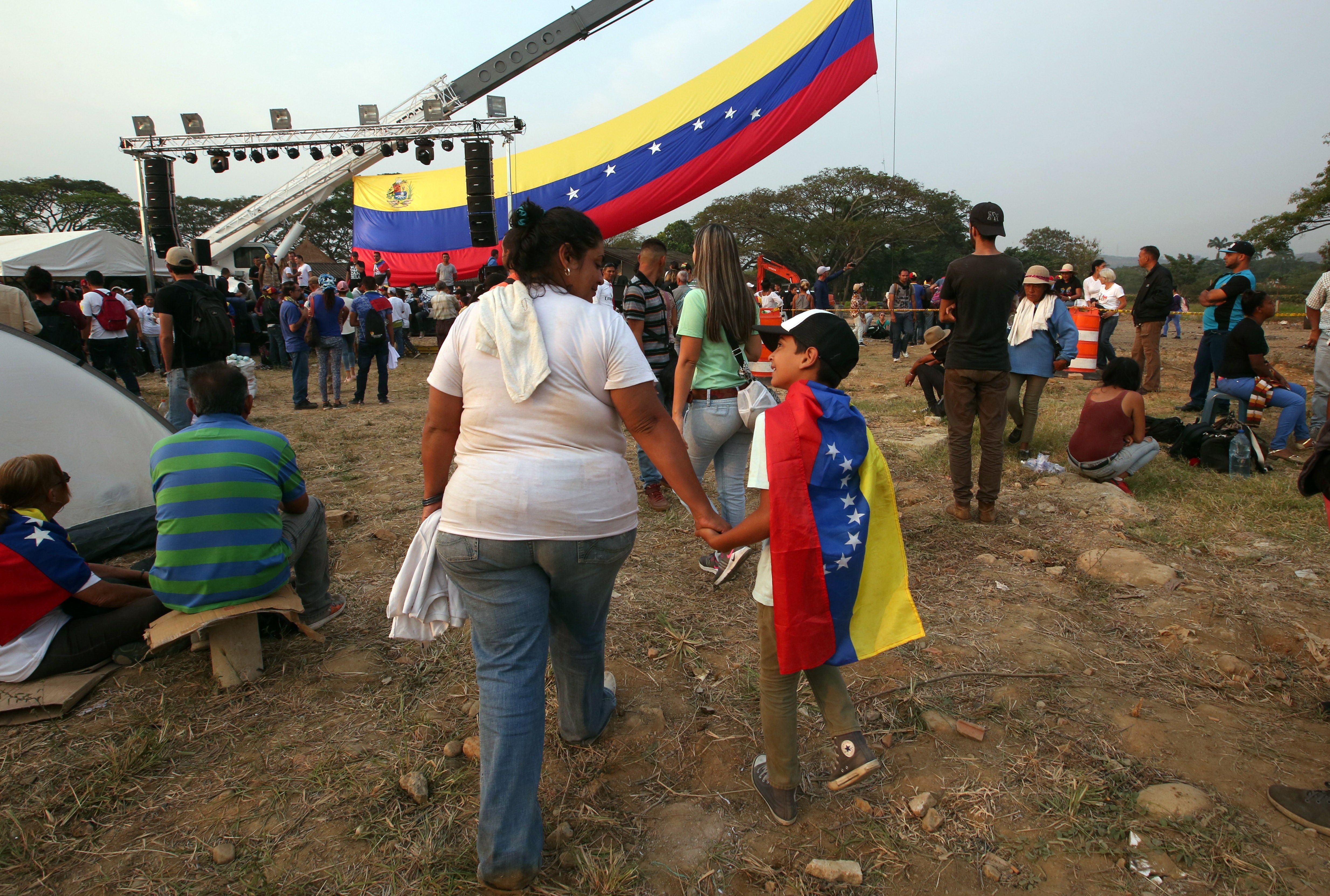 La primera camioneta con ayuda humanitaria de Brasil llega a la frontera con Venezuela La primera camioneta con ayuda humanitaria de Brasil llega a la frontera con Venezuela