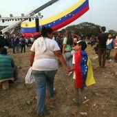 Ciudadanos venezolanos se reúnen cerca del puente internacional Tienditas este sábado, en Cúcuta (Colombia)
