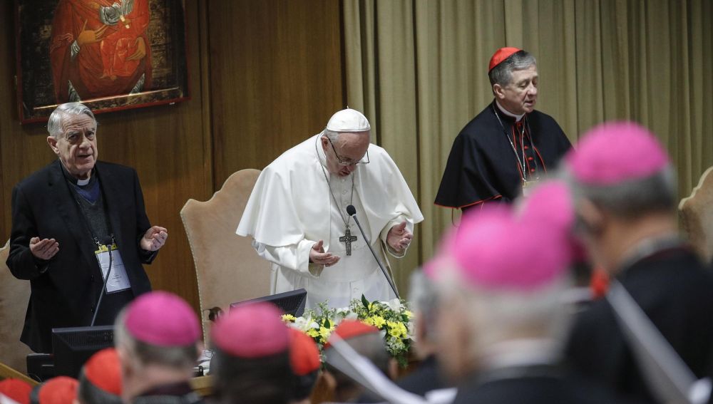 El papa Francisco reza en la cumbre que se celebra en el Vaticano sobre los abusos a menores por parte del clero