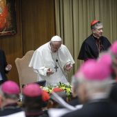 El papa Francisco reza en la cumbre que se celebra en el Vaticano sobre los abusos a menores por parte del clero