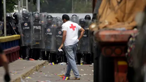 Las fuerzas de seguridad de Venezuela bloquean el puente Francisco de Paula Santander en la frontera entre Colombia y Venezuela Las fuerzas de seguridad de Venezuela bloquean el puente Francisco de Paula Santander en la frontera entre Colombia y Venezuela