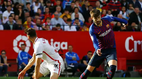 Gerard Piqué, en acción ante el Sevilla Gerard Piqué, en acción ante el Sevilla