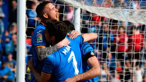 El delantero del Getafe Jaime Mata, celebra con sus compa&ntilde;eros su gol ante el Rayo Vallecano