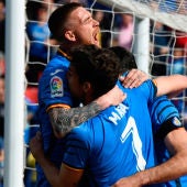 El delantero del Getafe Jaime Mata, celebra con sus compañeros su gol ante el Rayo Vallecano