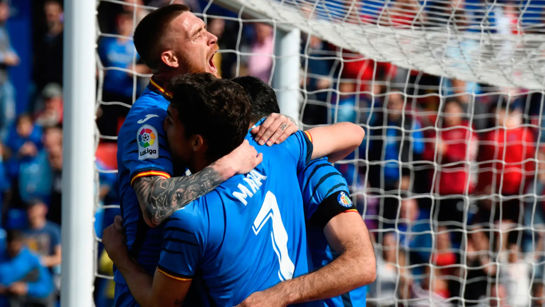 El delantero del Getafe Jaime Mata, celebra con sus compañeros su gol ante el Rayo Vallecano